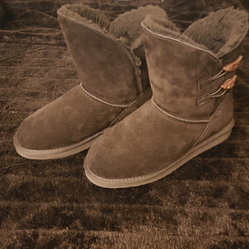 SOLD!!Pawz by Bearpaw boots size 9